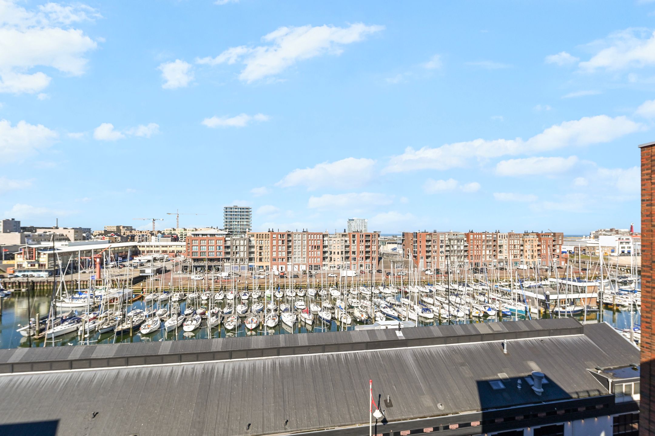 Luxurious 6th-floor apartment with panoramic harbor views and private parking in Scheveningen — 26