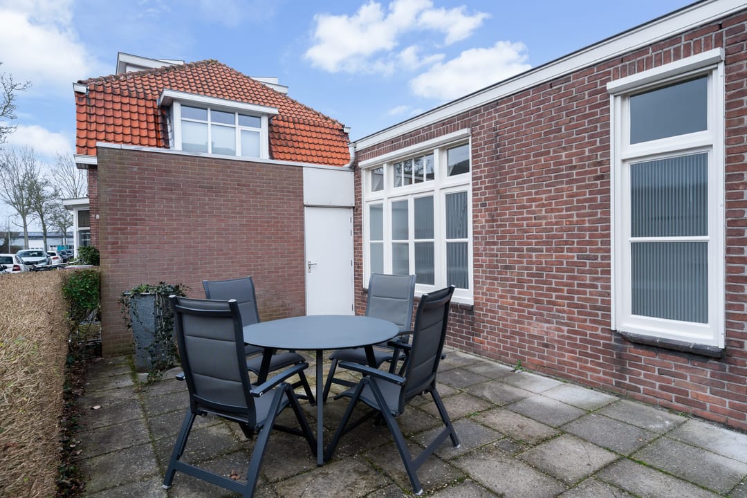 Spacious semi-detached property with residential and commercial potential in Pijnacker center — 38
