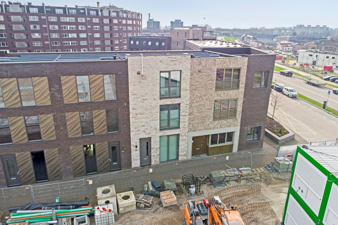 Modern move-in ready townhouse with luxury finish and private parking — 45