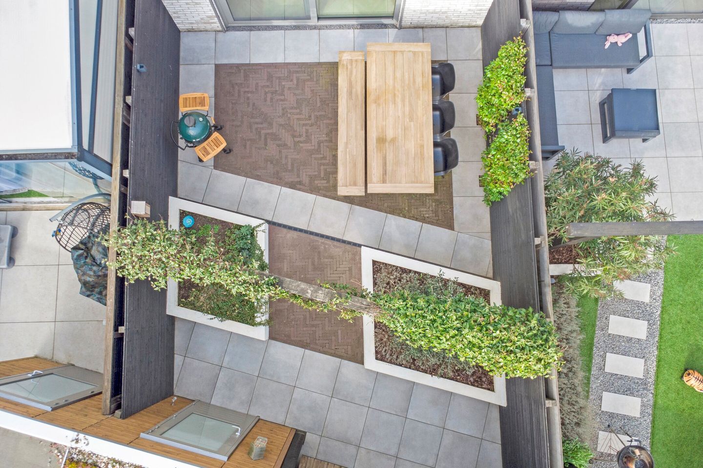 Modern move-in ready townhouse with luxury finish and private parking — 53