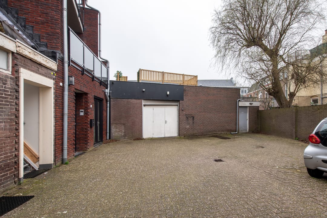 Light 3-Room Apartment with West Balcony in Haarlem Frans Halsbuurt — 24