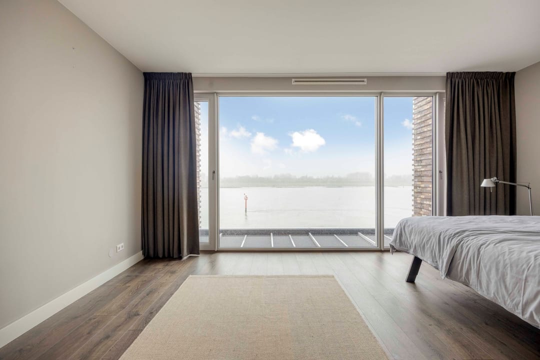 Stylish Boulevard Residence with Water Views in Maassluis — 30