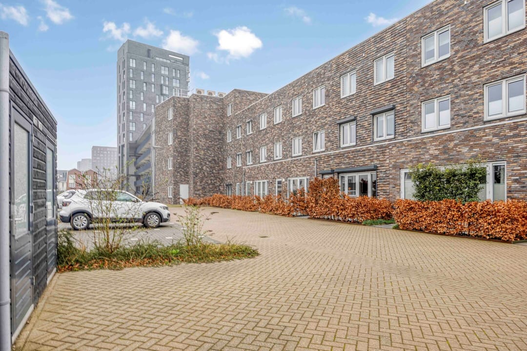 Stylish Boulevard Residence with Water Views in Maassluis — 37