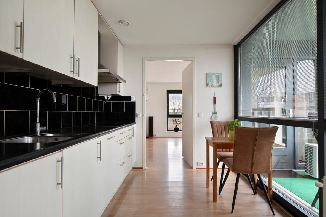 Spacious 4-Room Apartment with Water View in Almere Eilandenbuurt — 16