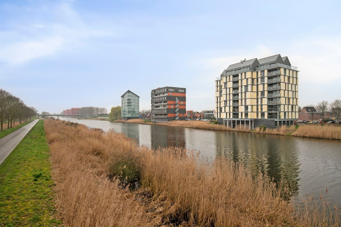 Spacious 4-Room Apartment with Water View in Almere Eilandenbuurt — 33