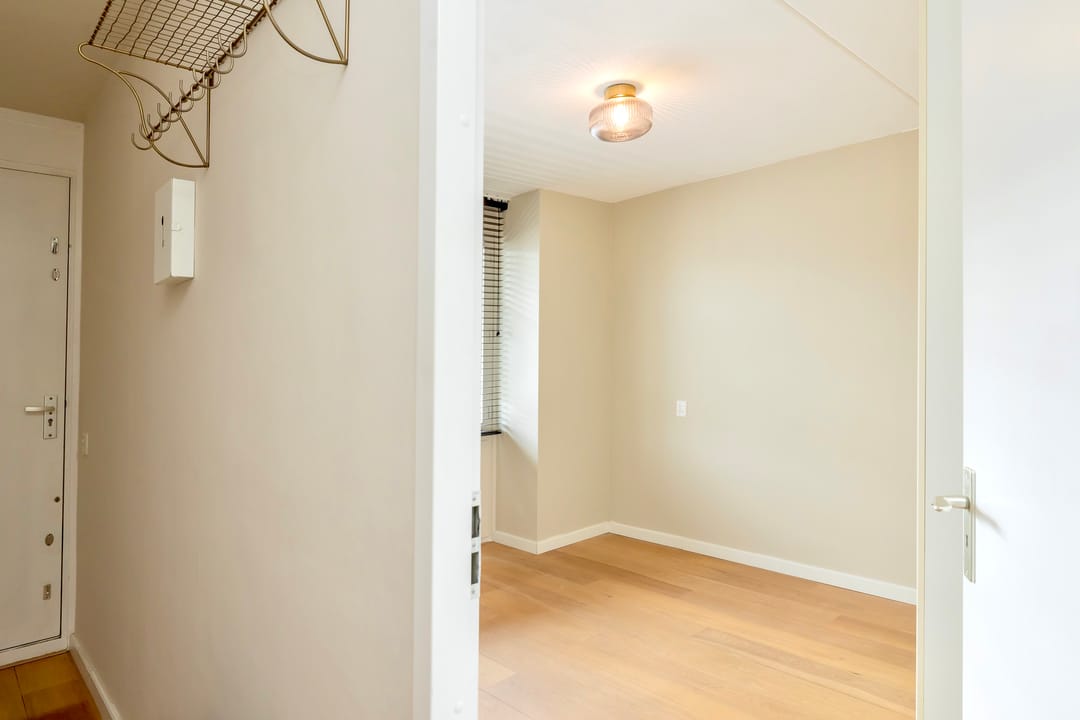 Light and well laid out 3-room apartment with water view in Oud-West — 26