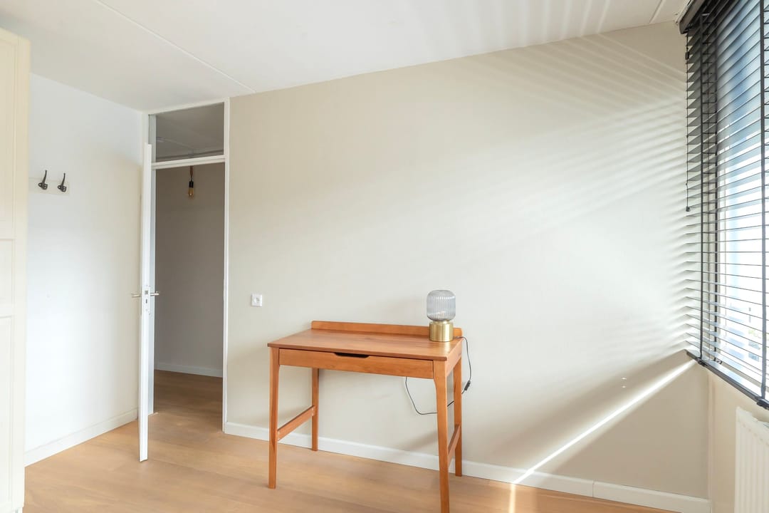 Light and well laid out 3-room apartment with water view in Oud-West — 27