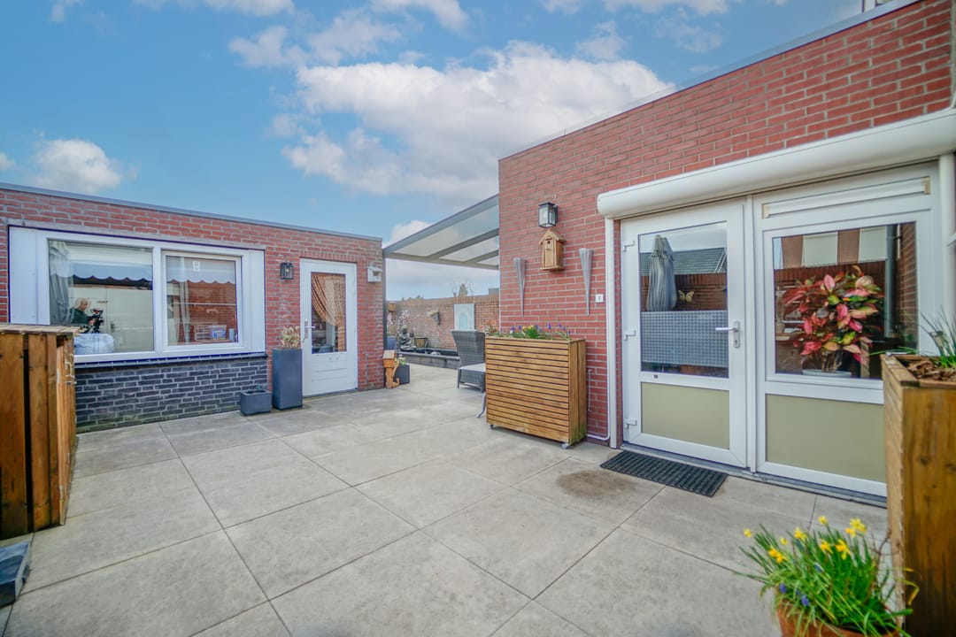 Spacious extended semi-detached home with four bedrooms in St. Willebrord — 35