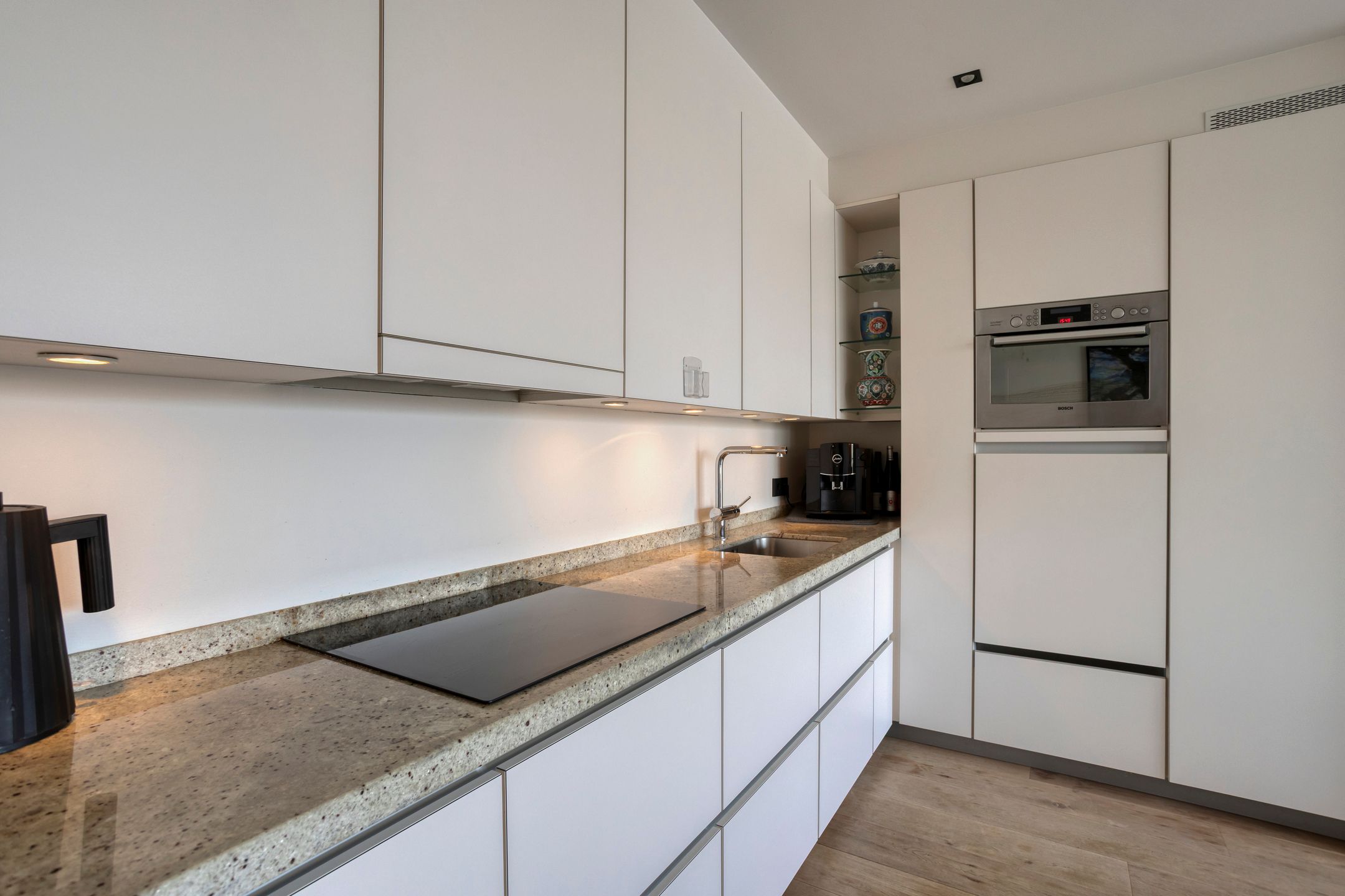 Corner apartment with guest unit and Maas views in Maastricht Villapark — 12