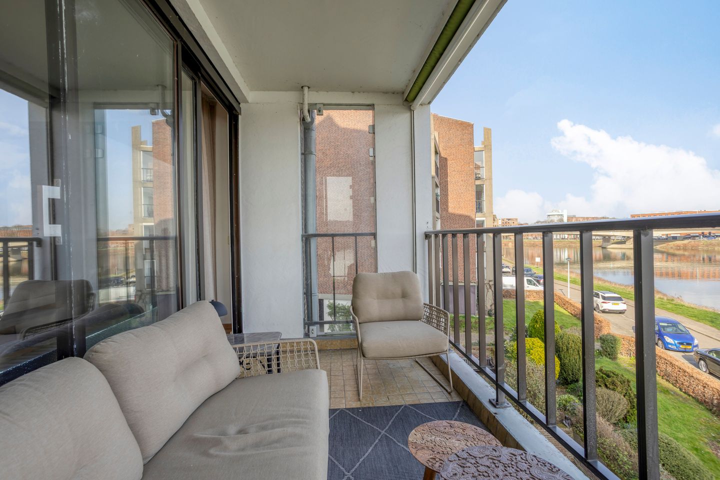 Corner apartment with guest unit and Maas views in Maastricht Villapark — 15