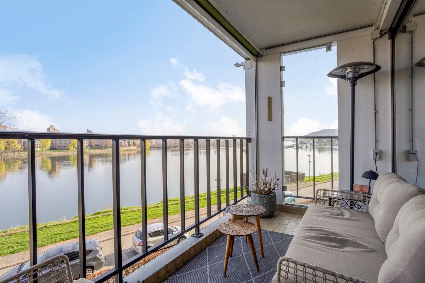 Corner apartment with guest unit and Maas views in Maastricht Villapark — 16