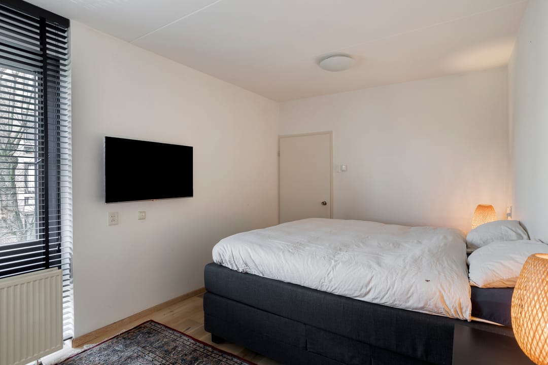 Corner apartment with guest unit and Maas views in Maastricht Villapark — 22