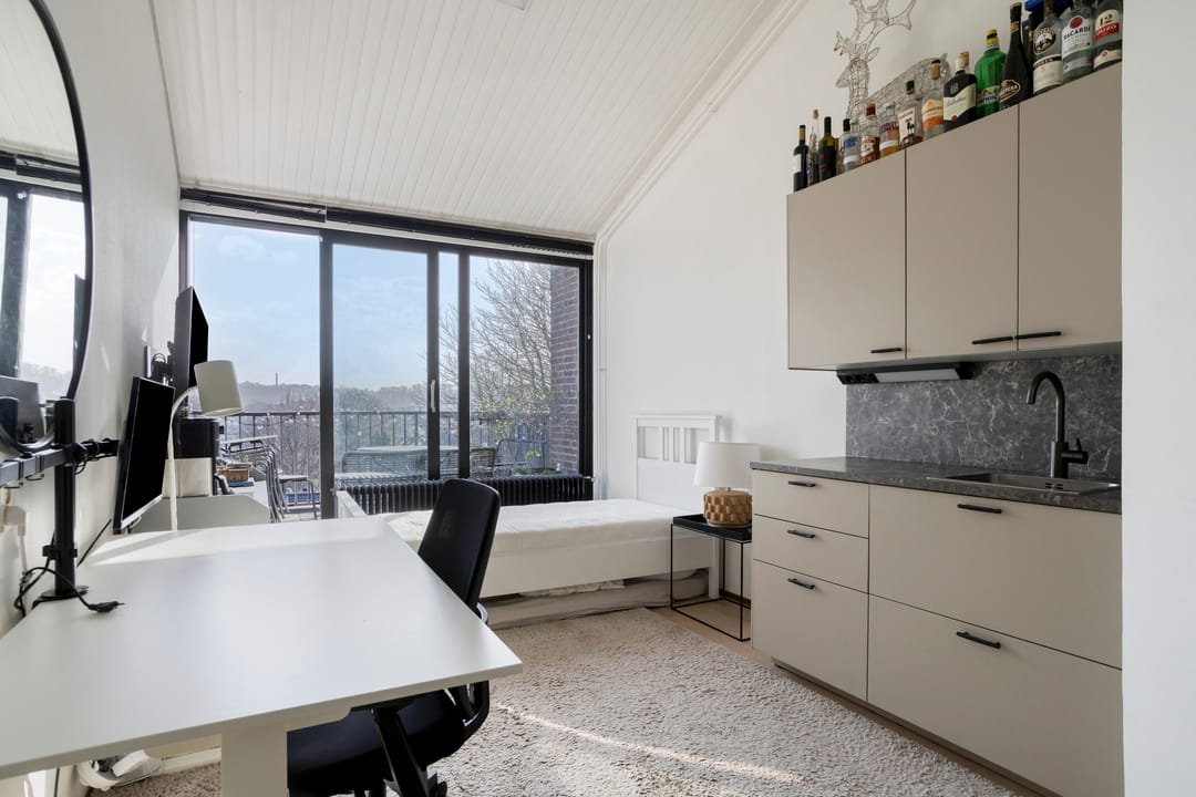 Corner apartment with guest unit and Maas views in Maastricht Villapark — 28
