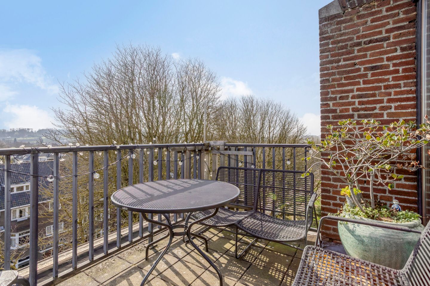 Corner apartment with guest unit and Maas views in Maastricht Villapark — 30