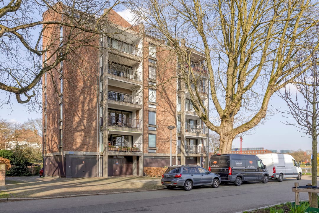 Corner apartment with guest unit and Maas views in Maastricht Villapark — 33