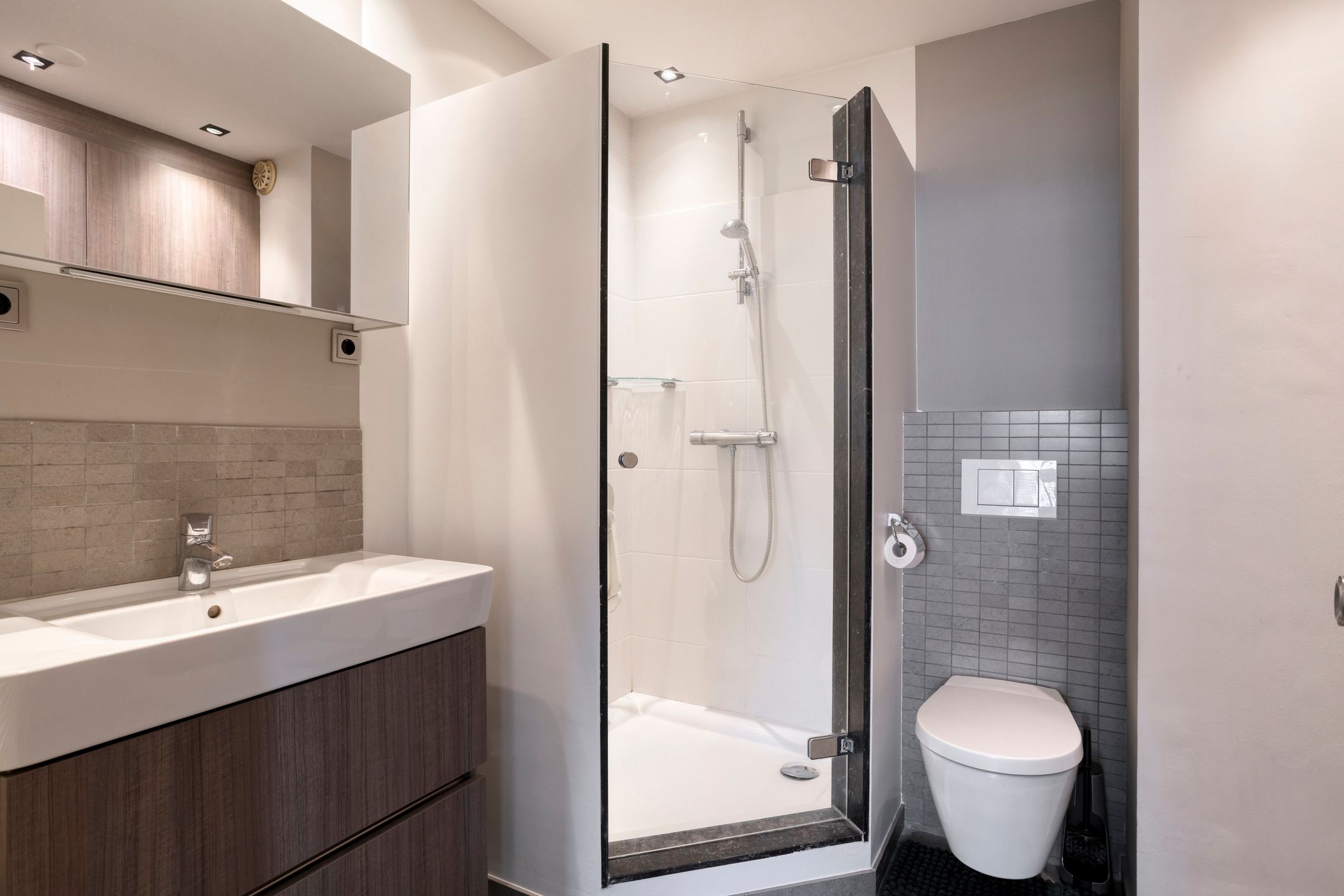 Corner apartment with guest unit and Maas views in Maastricht Villapark — 23