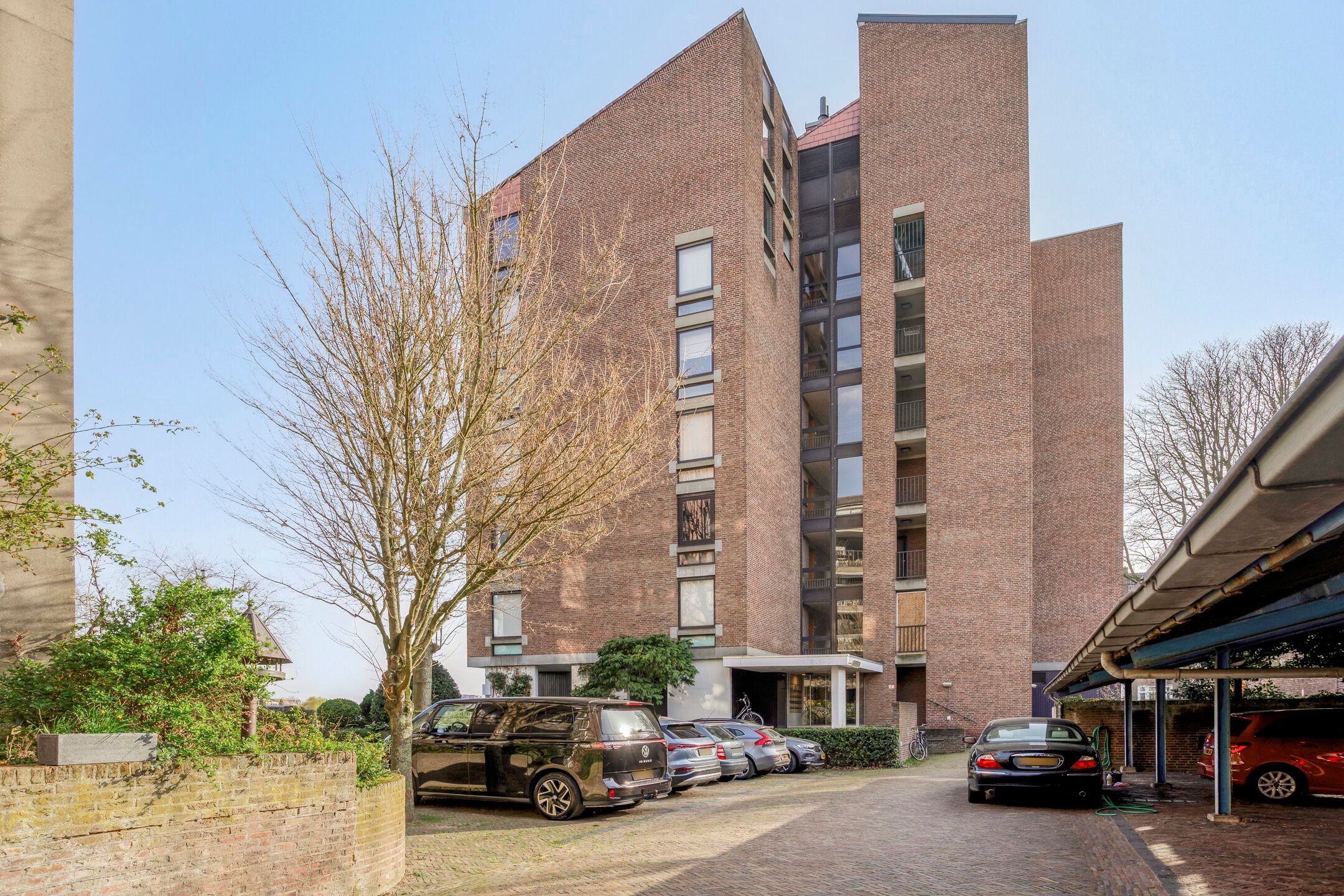 Corner apartment with guest unit and Maas views in Maastricht Villapark — 31