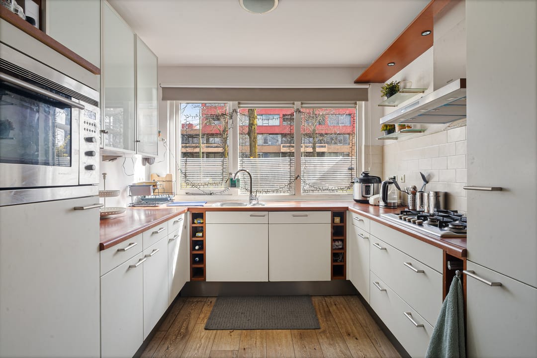 Spacious and Modern Terraced House with Four Bedrooms and Sunny Garden — 12