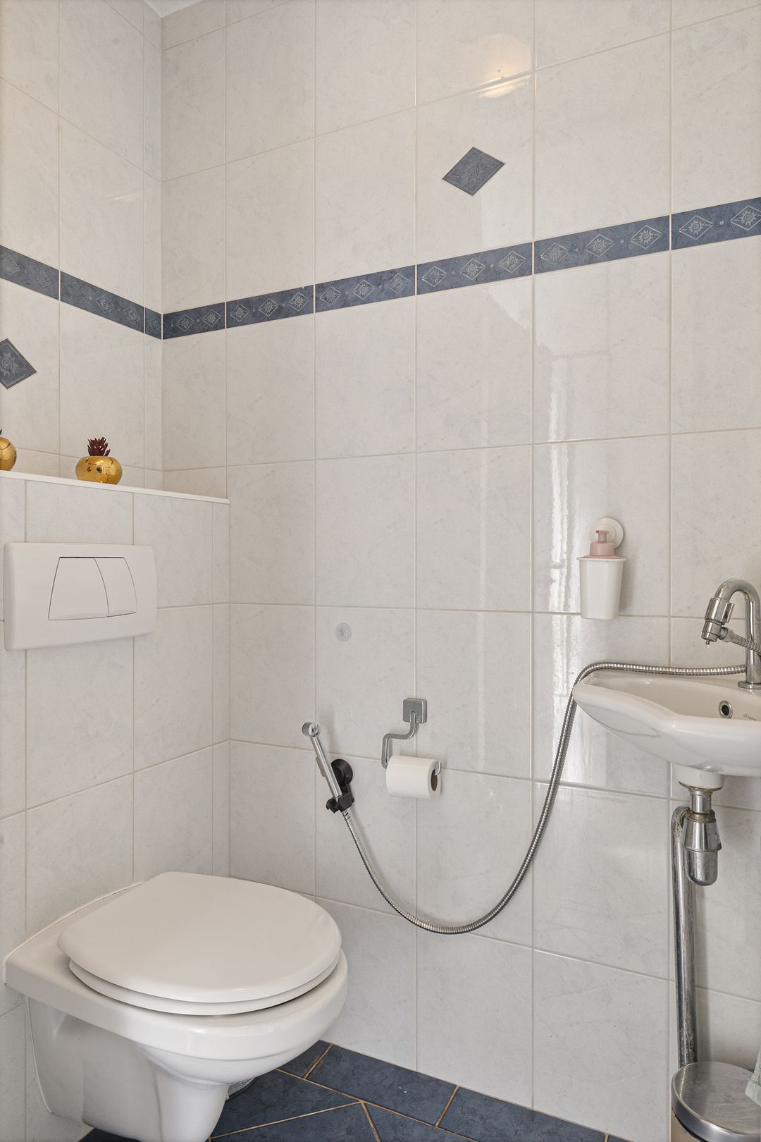 Spacious and Modern Terraced House with Four Bedrooms and Sunny Garden — 16