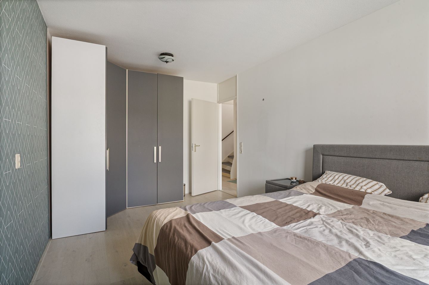Spacious and Modern Terraced House with Four Bedrooms and Sunny Garden — 19