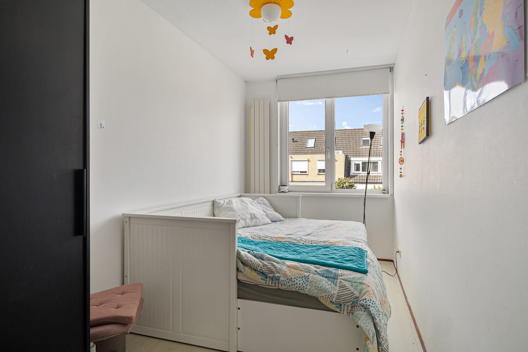 Spacious and Modern Terraced House with Four Bedrooms and Sunny Garden — 21