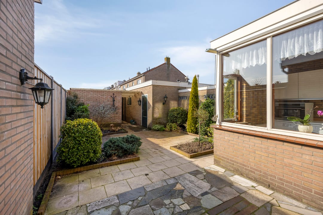 Spacious Family Home in Green Loosdrecht with South-Facing Garden — 38