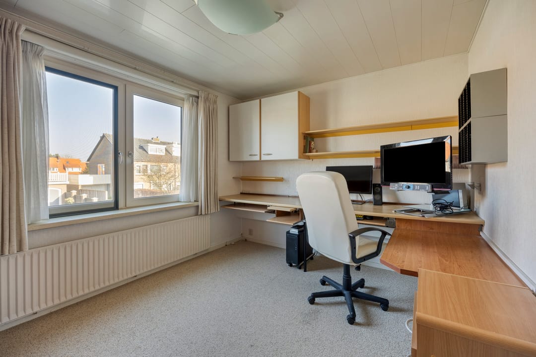 Spacious Family Home in Green Loosdrecht with South-Facing Garden — 31