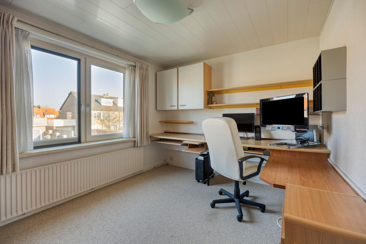 Spacious Family Home in Green Loosdrecht with South-Facing Garden — 28