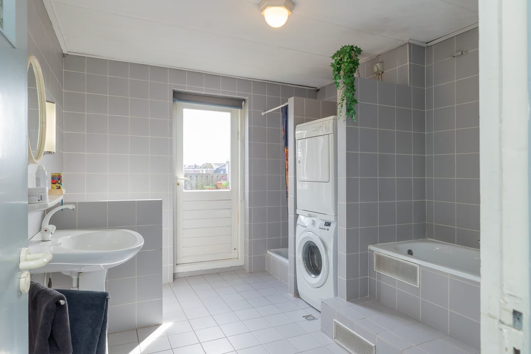 Spacious 1920s Upper Apartment with 4 Bedrooms and Balcony in IJmuiden — 17