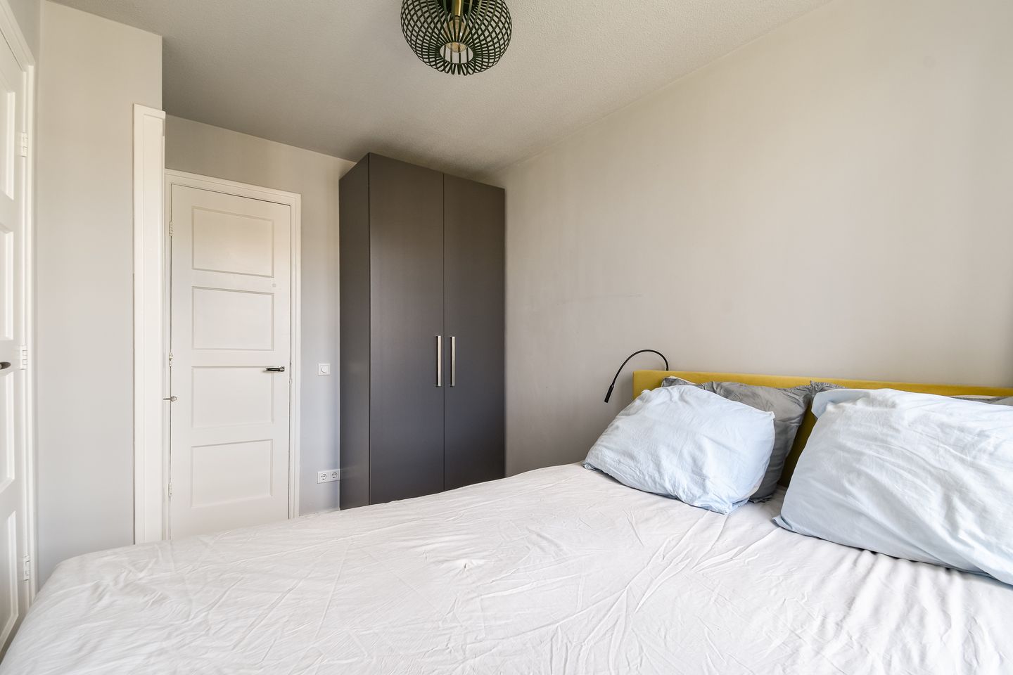 Light 3-Room Corner Apartment with Free Views Over the Water — 14