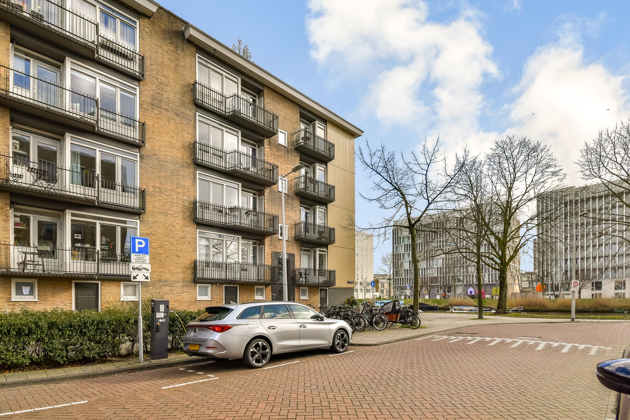 Light 3-Room Corner Apartment with Free Views Over the Water — 24