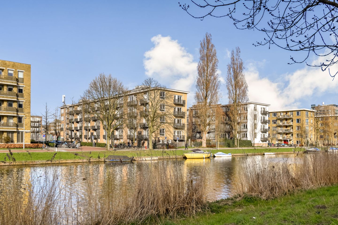 Light 3-Room Corner Apartment with Free Views Over the Water — 25