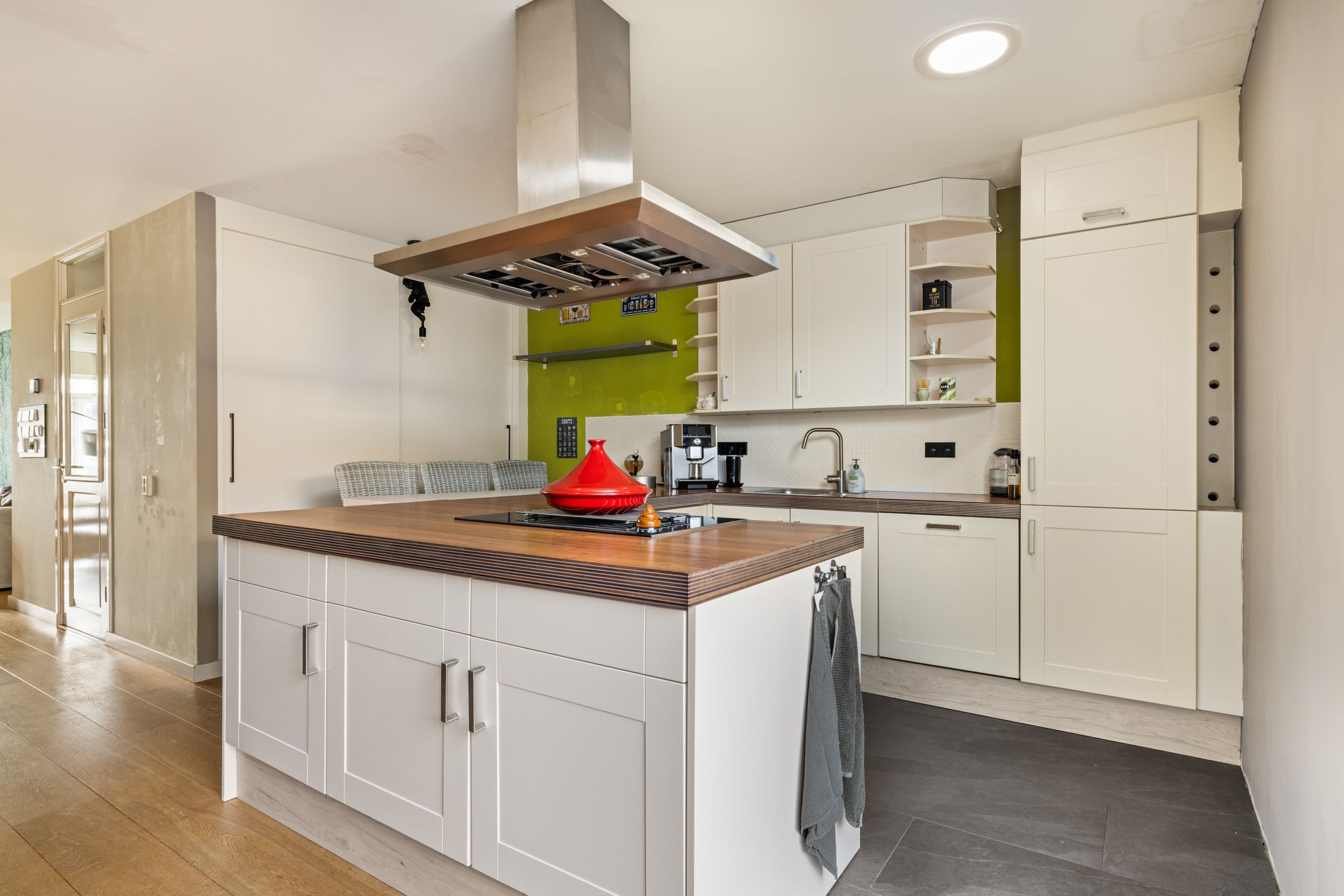 Spacious corner home with 5 bedrooms and extended kitchen on quiet square — 12
