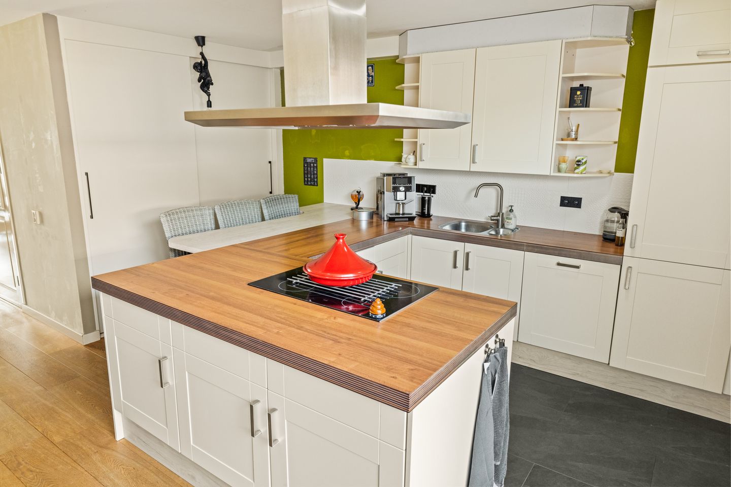 Spacious corner home with 5 bedrooms and extended kitchen on quiet square — 14
