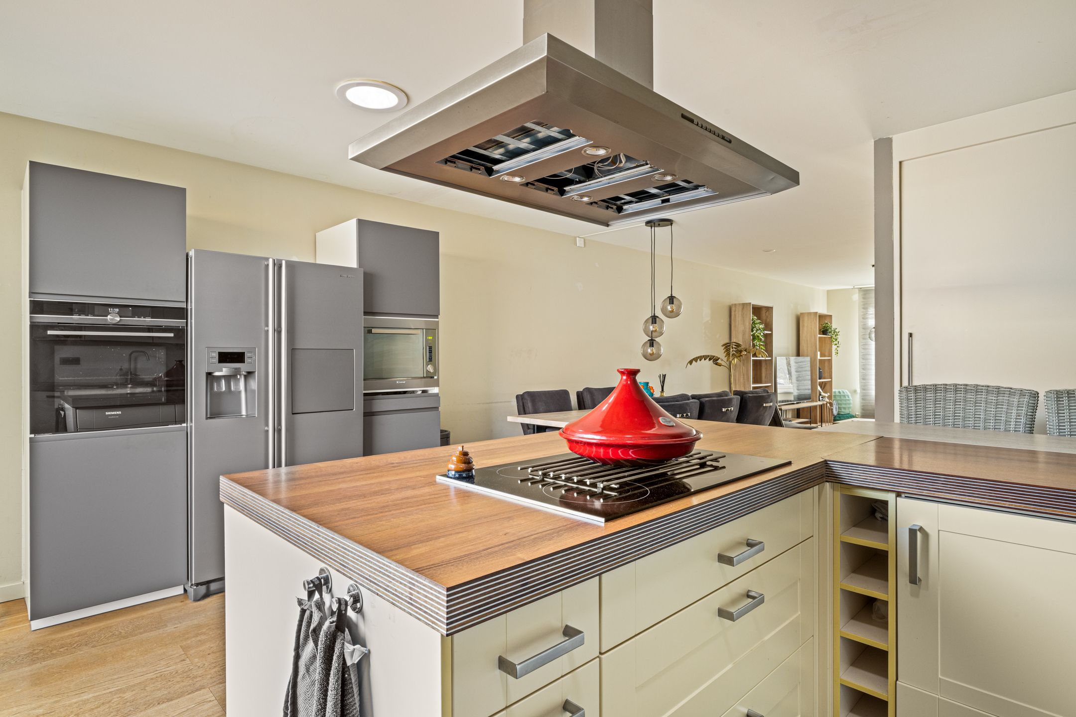 Spacious corner home with 5 bedrooms and extended kitchen on quiet square — 15