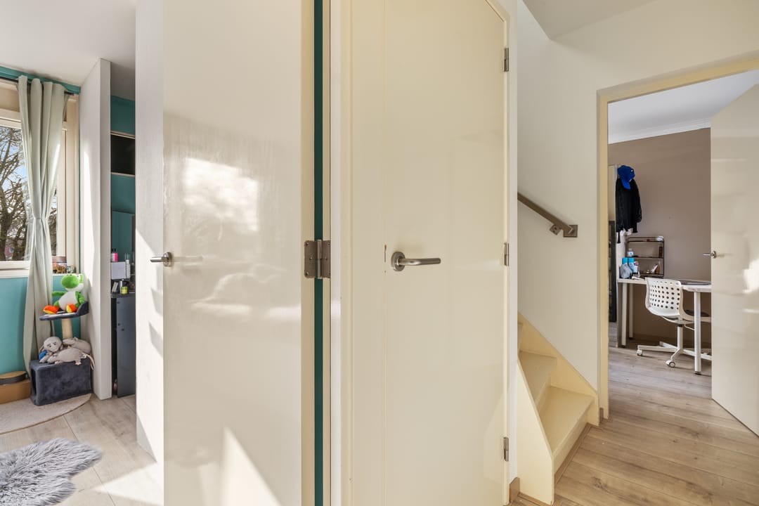 Spacious corner home with 5 bedrooms and extended kitchen on quiet square — 17