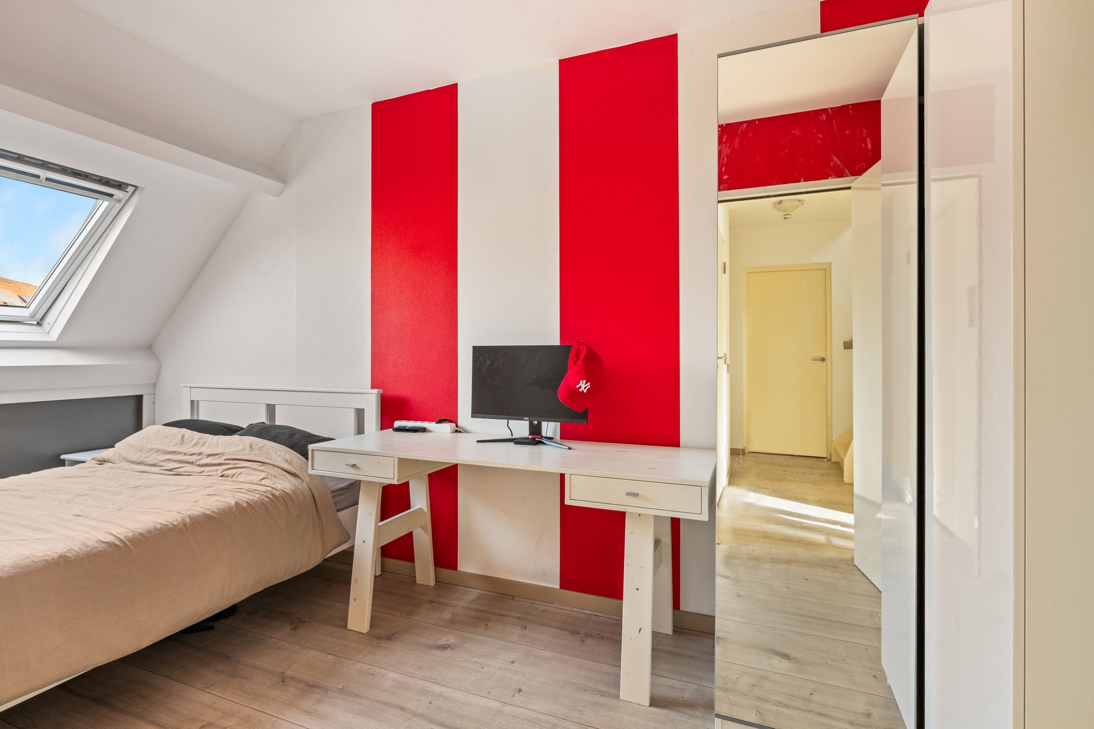 Spacious corner home with 5 bedrooms and extended kitchen on quiet square — 18