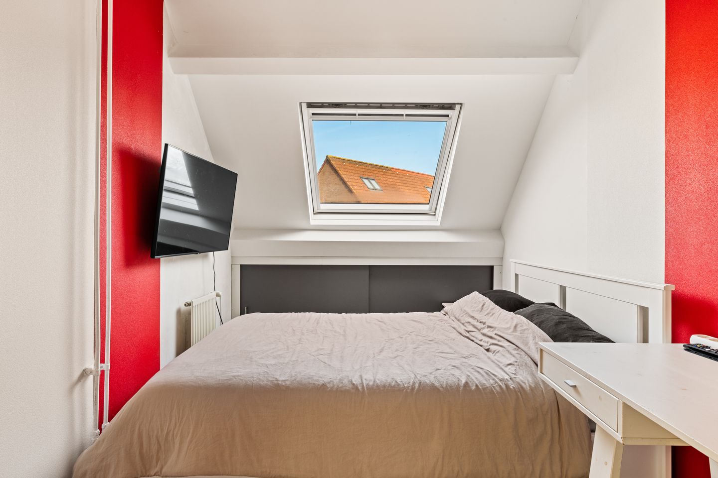 Spacious corner home with 5 bedrooms and extended kitchen on quiet square — 19