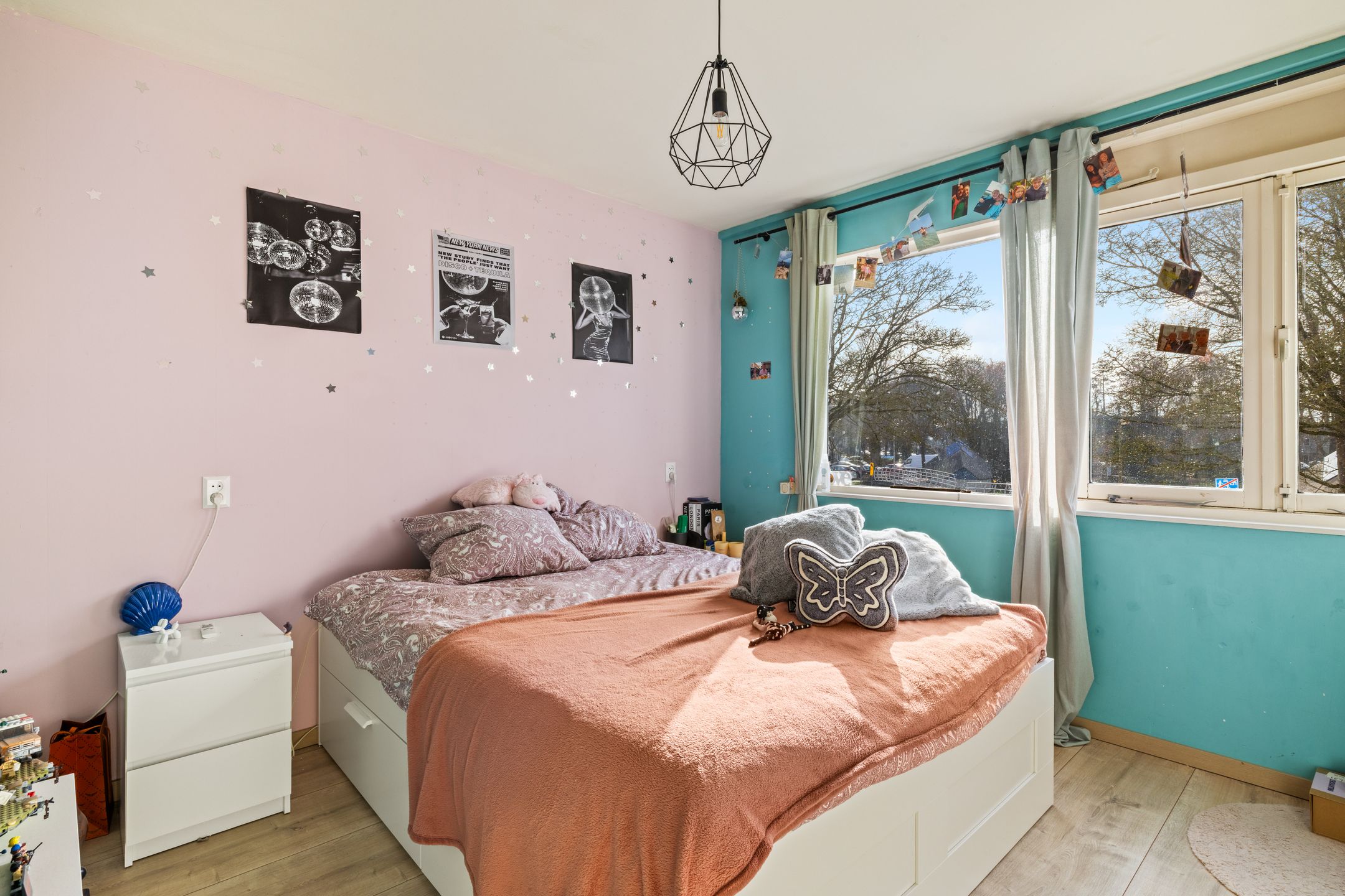 Spacious corner home with 5 bedrooms and extended kitchen on quiet square — 21