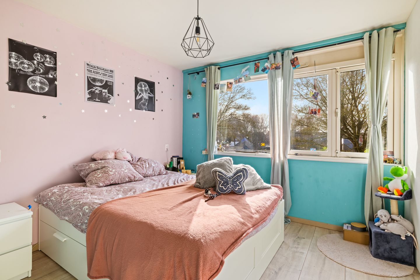 Spacious corner home with 5 bedrooms and extended kitchen on quiet square — 20