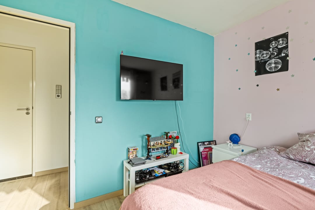 Spacious corner home with 5 bedrooms and extended kitchen on quiet square — 22