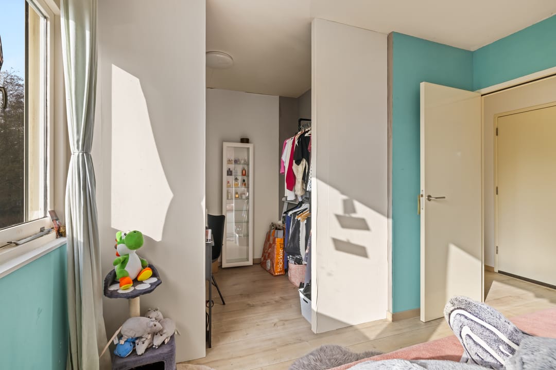 Spacious corner home with 5 bedrooms and extended kitchen on quiet square — 23