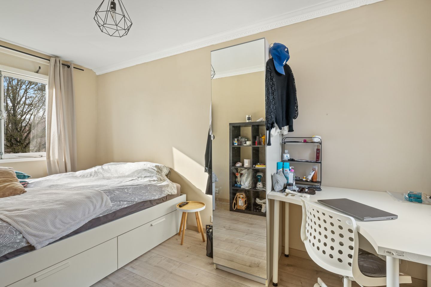Spacious corner home with 5 bedrooms and extended kitchen on quiet square — 25