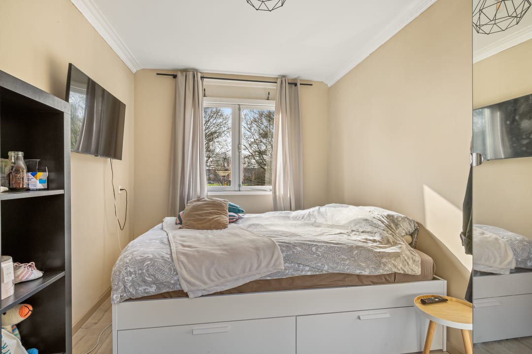 Spacious corner home with 5 bedrooms and extended kitchen on quiet square — 26