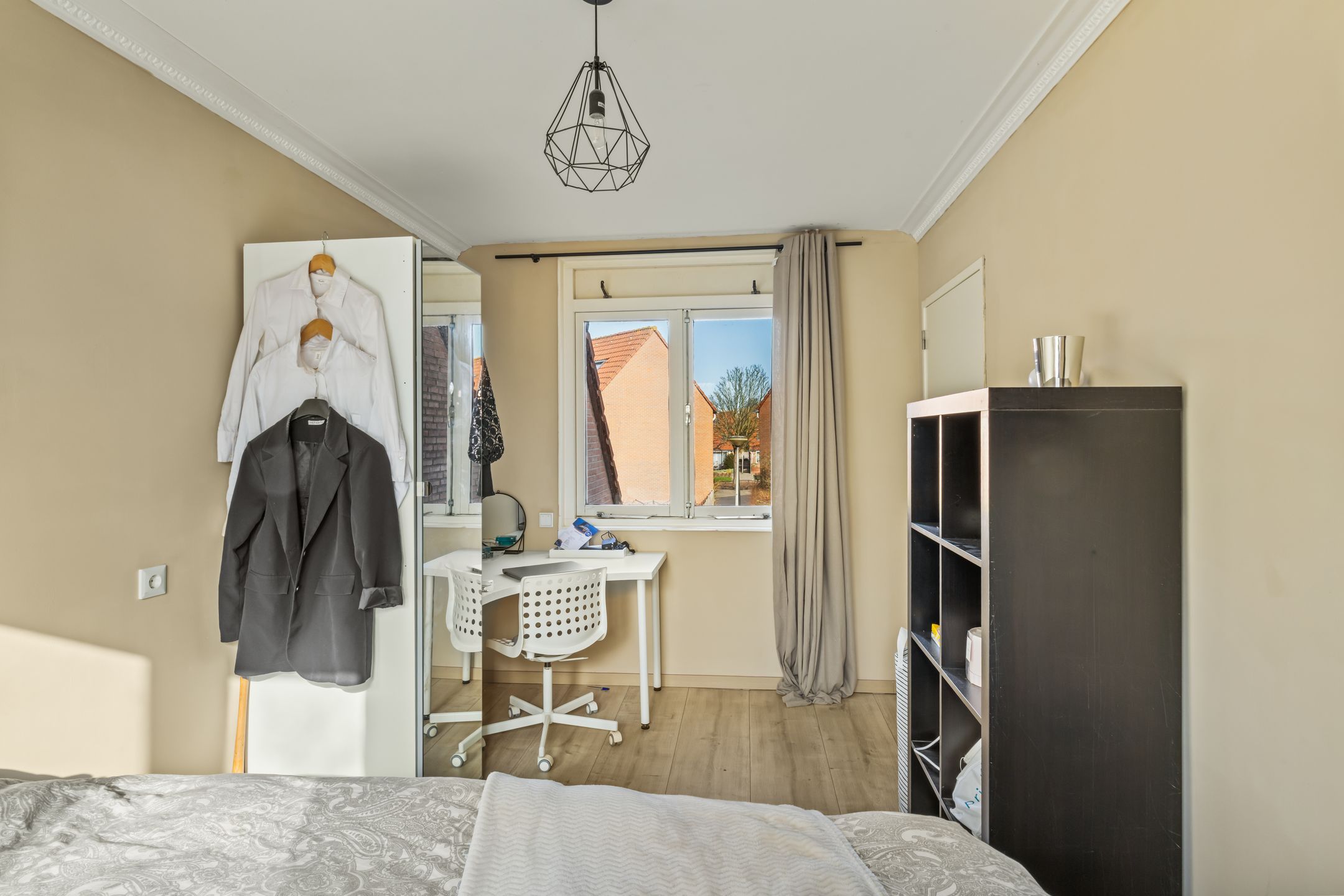 Spacious corner home with 5 bedrooms and extended kitchen on quiet square — 27