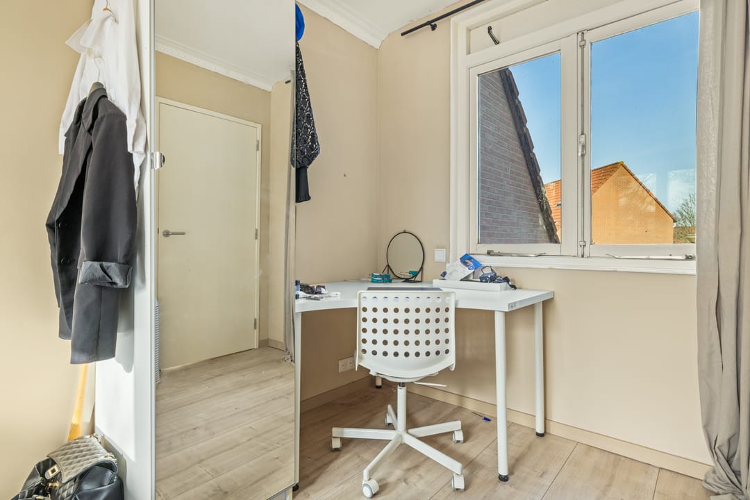 Spacious corner home with 5 bedrooms and extended kitchen on quiet square — 28