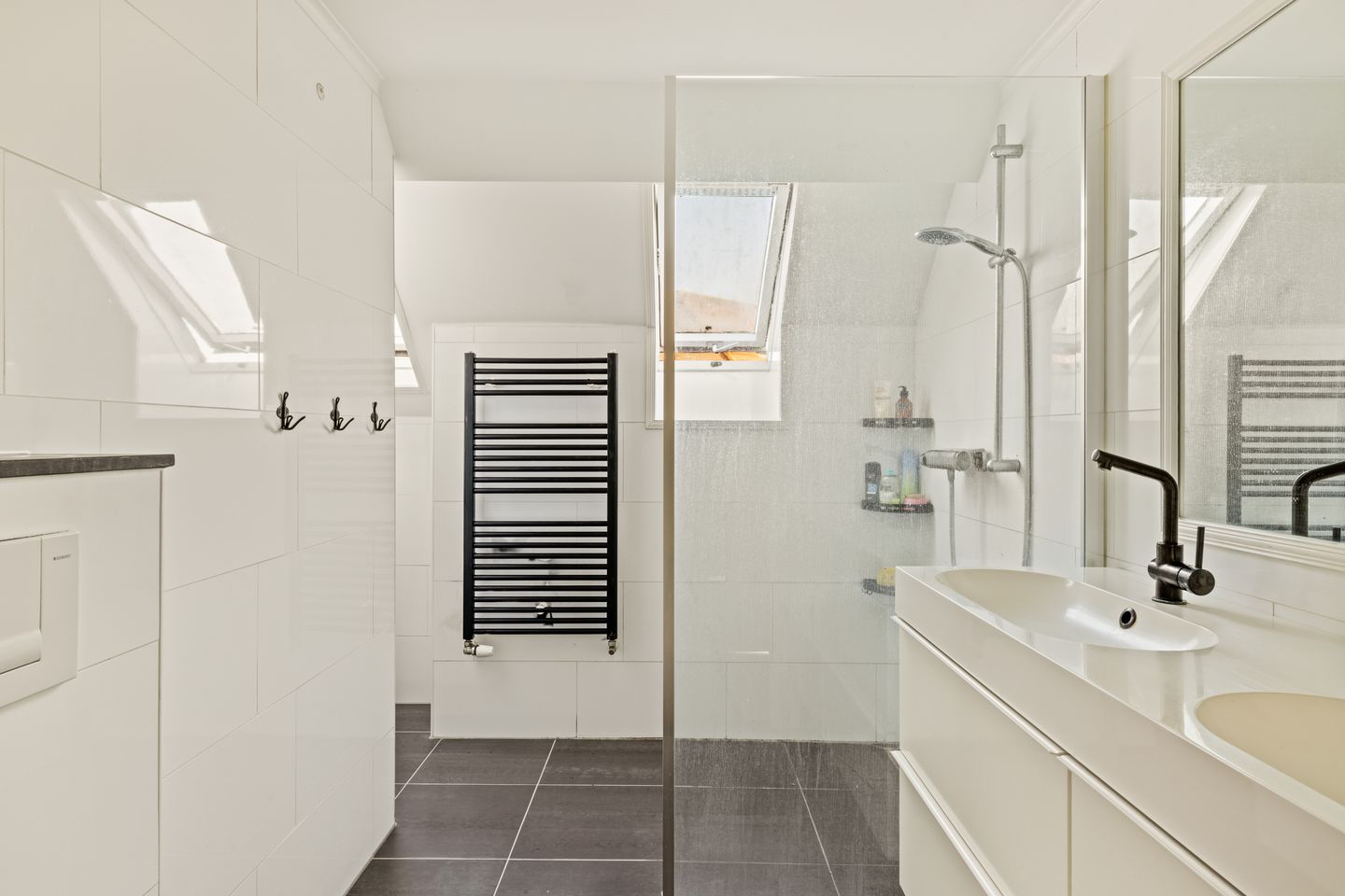 Spacious corner home with 5 bedrooms and extended kitchen on quiet square — 29