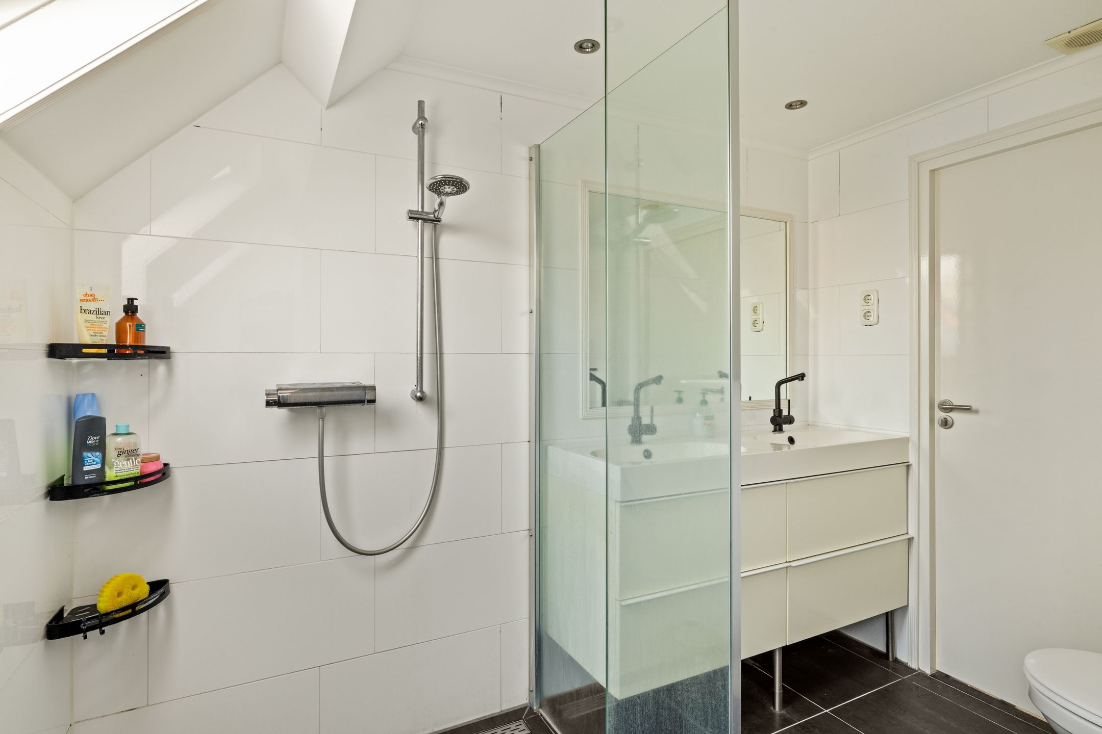 Spacious corner home with 5 bedrooms and extended kitchen on quiet square — 30