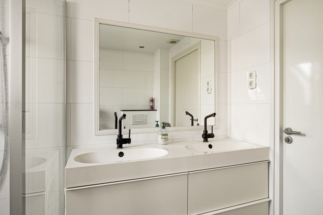 Spacious corner home with 5 bedrooms and extended kitchen on quiet square — 31