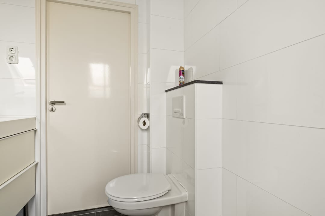 Spacious corner home with 5 bedrooms and extended kitchen on quiet square — 32